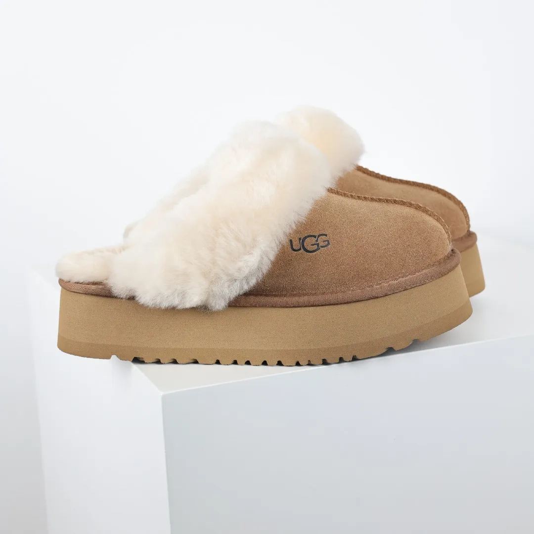 Pick up locally 💰440, the core recommendation is good price E4 UGG star thick-soled autumn and winter sheep fur snow boots, Xiaohongshu hot style, Henan Longfeng leather production, cashmere insoles, keeping warm in winter, and a good choice for home use. In the new year, uug launched a style series, which is partial to the preferences of young consumers, and has also been at the forefront of fashion trends. Shoe body material UGGPURE™ implanted wool insole, lightweight, non-slip and comfortable rubber outsole With brand LOGO and complete packaging. Size: 35 36 37 38 39 40. It is recommended to choose one size larger.